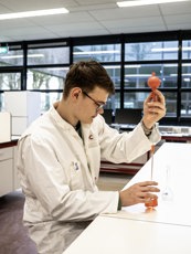 Laboratoriumtechniek Emmen Opleidingsfotografie Lowres 220225 31 Lab student met bekerglas