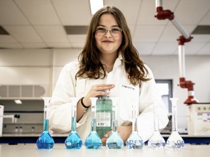 Laboratoriumtechniek Emmen Opleidingsfotografie Lowres 220225 4 Lab studente met erlenmeyer