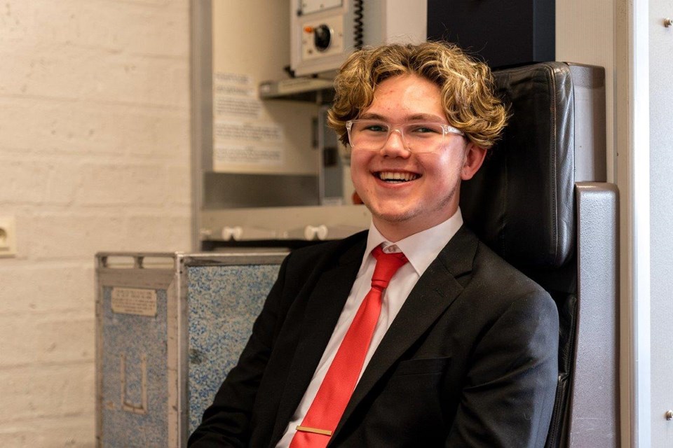Student Luchtvaartdienstverlener lacht in camera