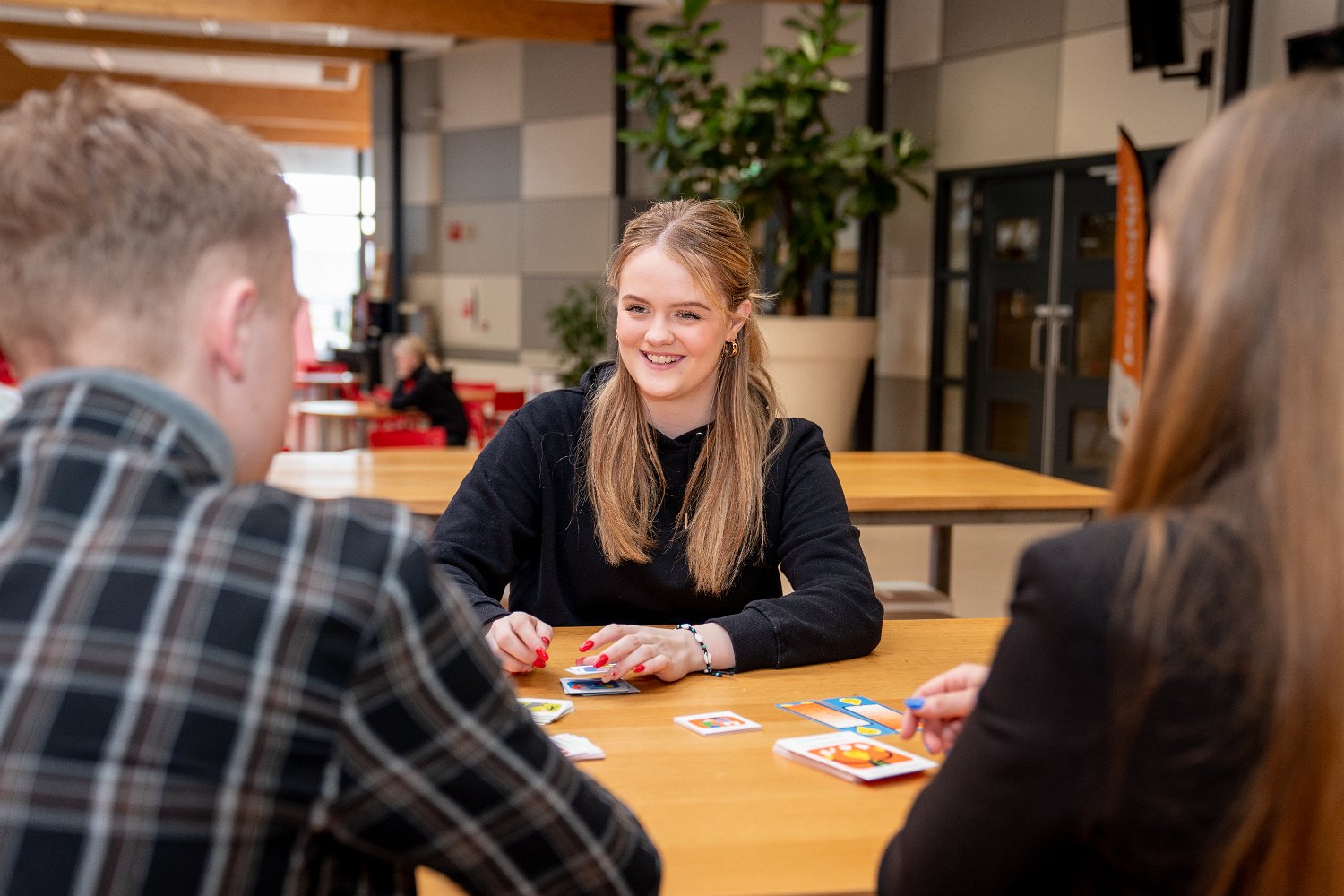 Chantal student Onderwijsassistent praat met medestudenten