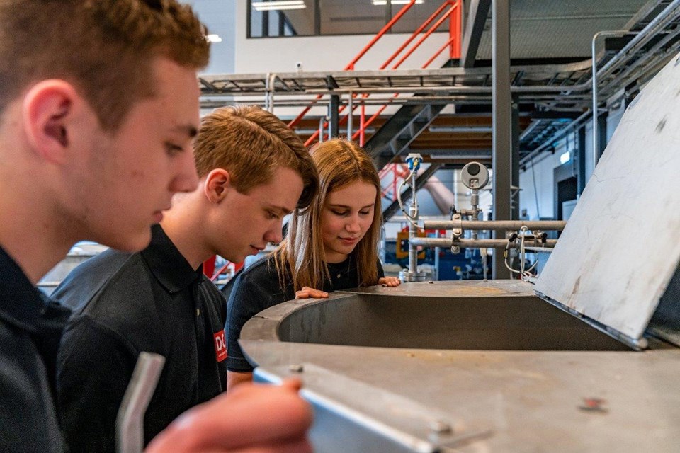 Studenten bestuderen de Zeepfabriek praktijklokaal DC Tech