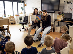 Studenten Pedagogisch Werk lezen voor aan de kinderen