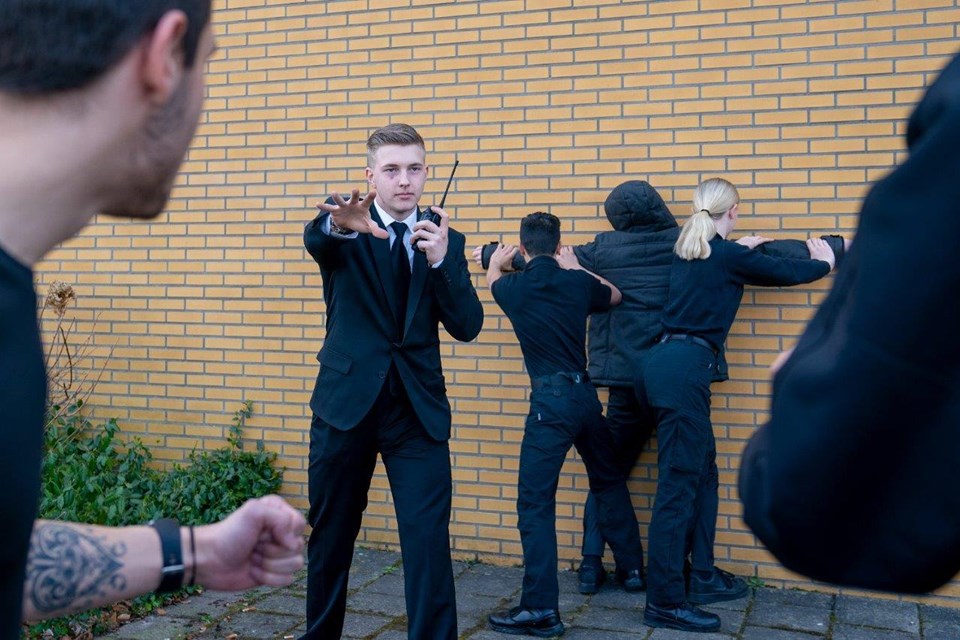 Beveiligers tijdens oproer met verdachten