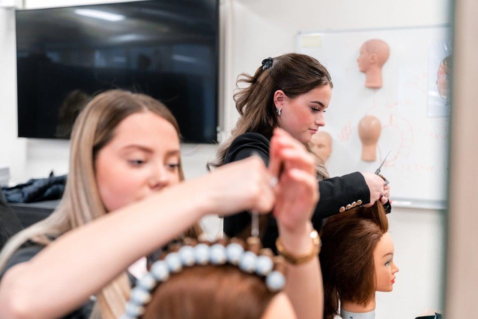 Haarverzorging + Salon Iris Sijbom 2022 (15) Twee studenten haarverzorging knippen haar van poppen