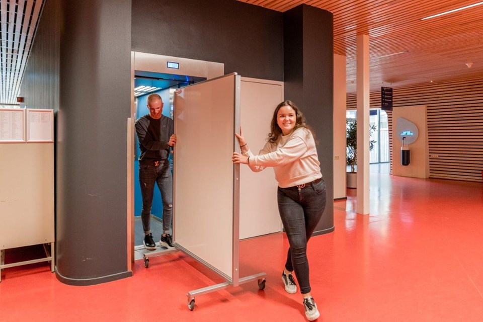 Studenten Facilitair lopen met whiteboard