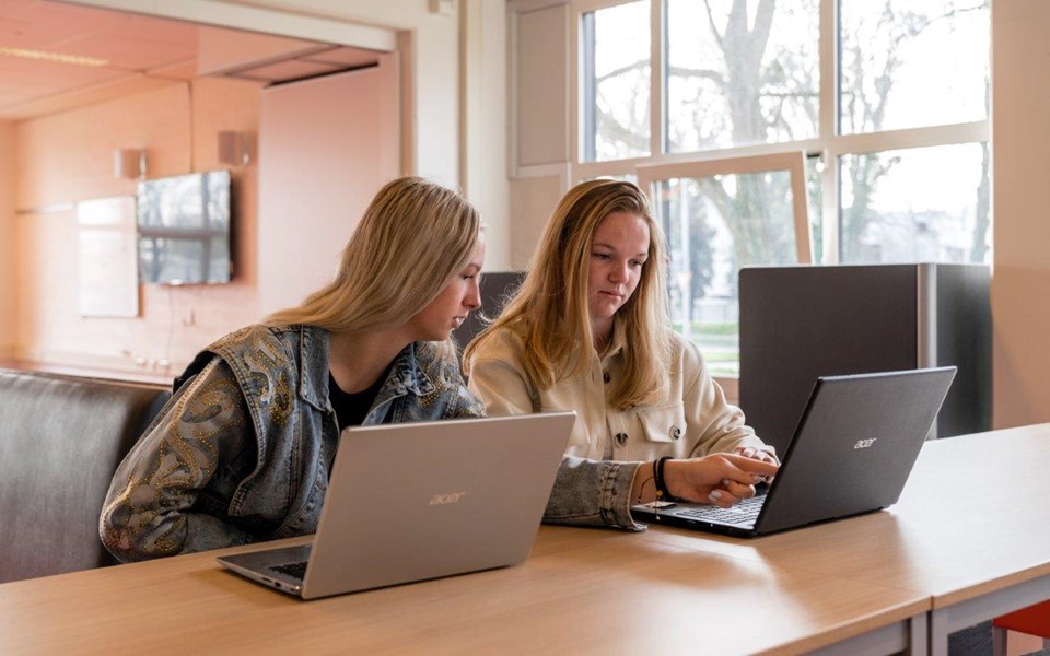 Studenten Office samen aan het werk achter de laptop