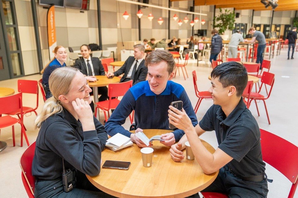 Studenten beveiliging en handhaving in de pauze op school