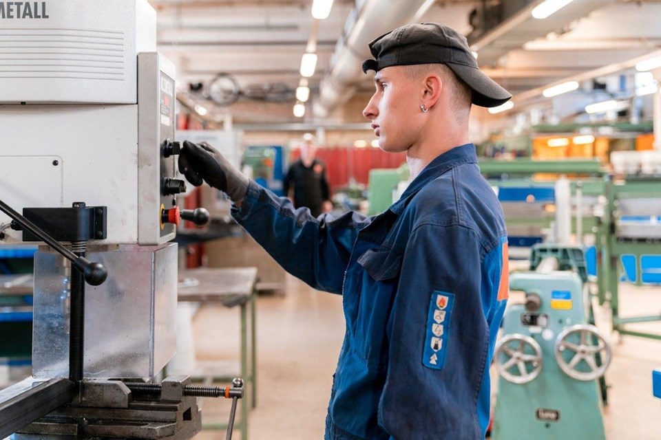 Student draait aan knop van machine