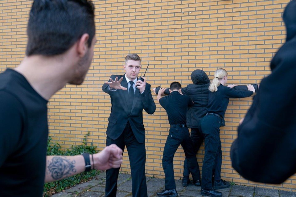 Beveiligers houden man in houdgreep