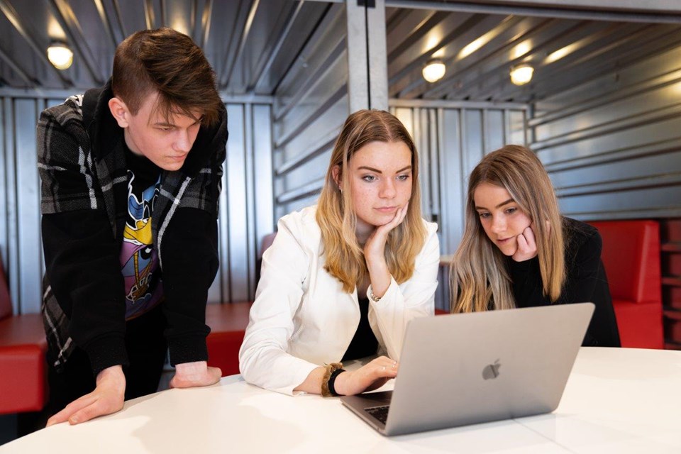 Mediavormgever, Iris Sijbom 2022 (26) Drie mediavormgevers in opleiding kijken samen naar het scherm van een laptop