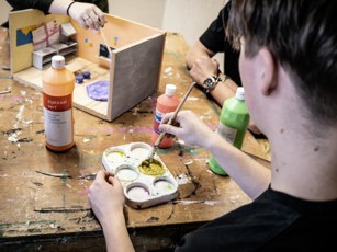 Onderwijsassistent Opleidingsfotografie Assen 300125 Lowres 34 Verven in handvaardigheidslokaal