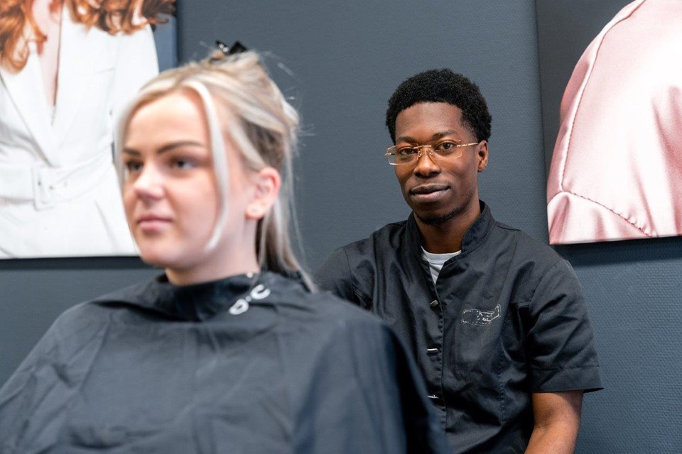 Haarverzorging + Salon Iris Sijbom 2022 (8) Klant in kappersstoel met student kapper er achter