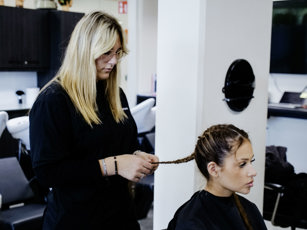 Haren aan het invlechten tijdens de les