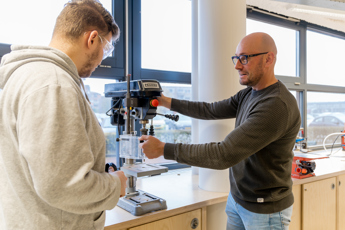 Instructeur Student Xander Bron En Niek Talen Drenthe College Iris Sijbom Fotografie 2023 IR108517 Verbeterd NR