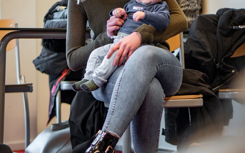 Pedagogisch studente met baby op arm