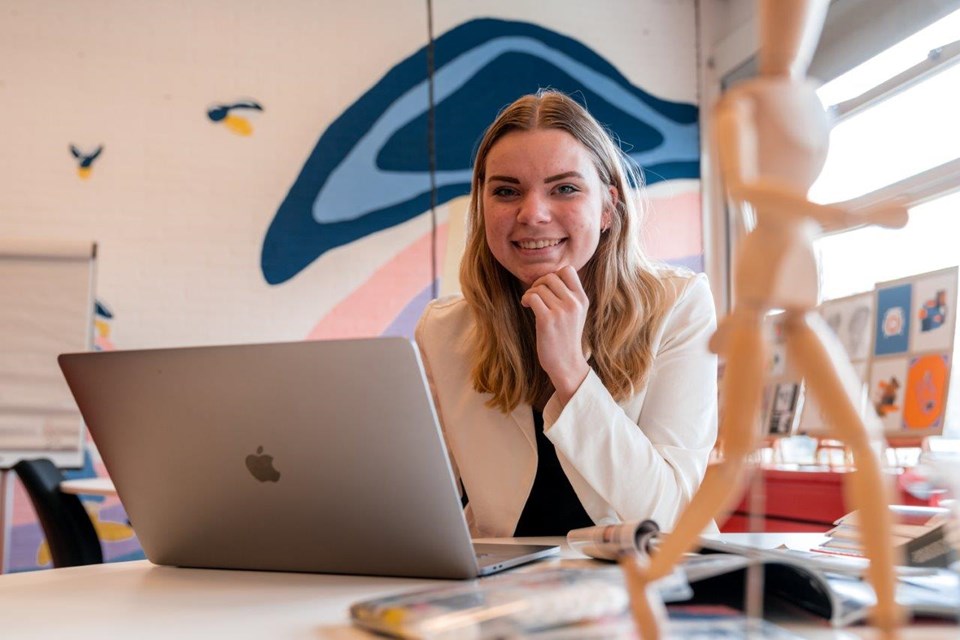 Mediavormgever, Iris Sijbom 2022 (5) Mediavormgever in opleiding aan het werk achter laptop