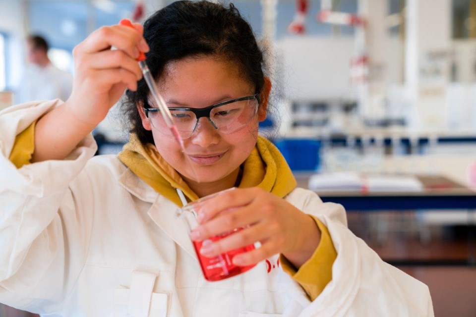 Als Allround Laborant voer je stapsgewijs metingen en analyses uit in een laboratorium.
