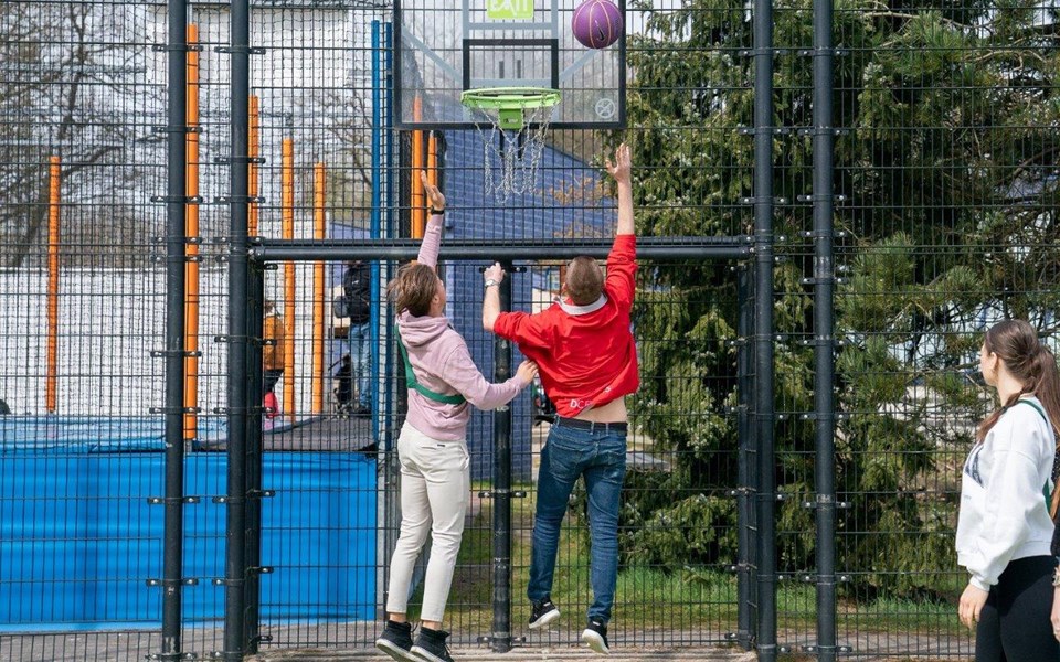 Studenten gooien basketbal in het net