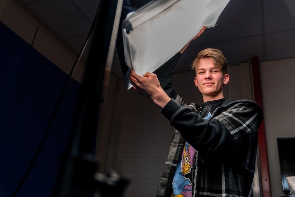 Mediavormgever, Iris Sijbom 2022 (14) Mediavormgever in opleiding hangt wit doek goed voor verlichting studio