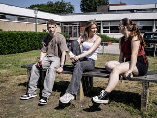 ICT studenten buiten op een bankje