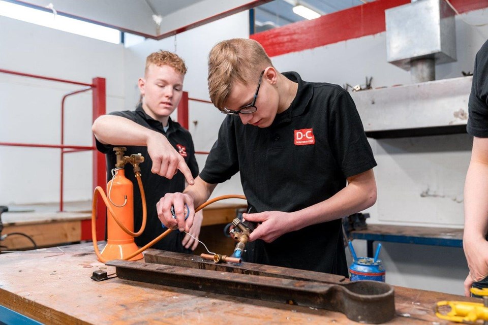 Student Installatietechniek is aan het solderen