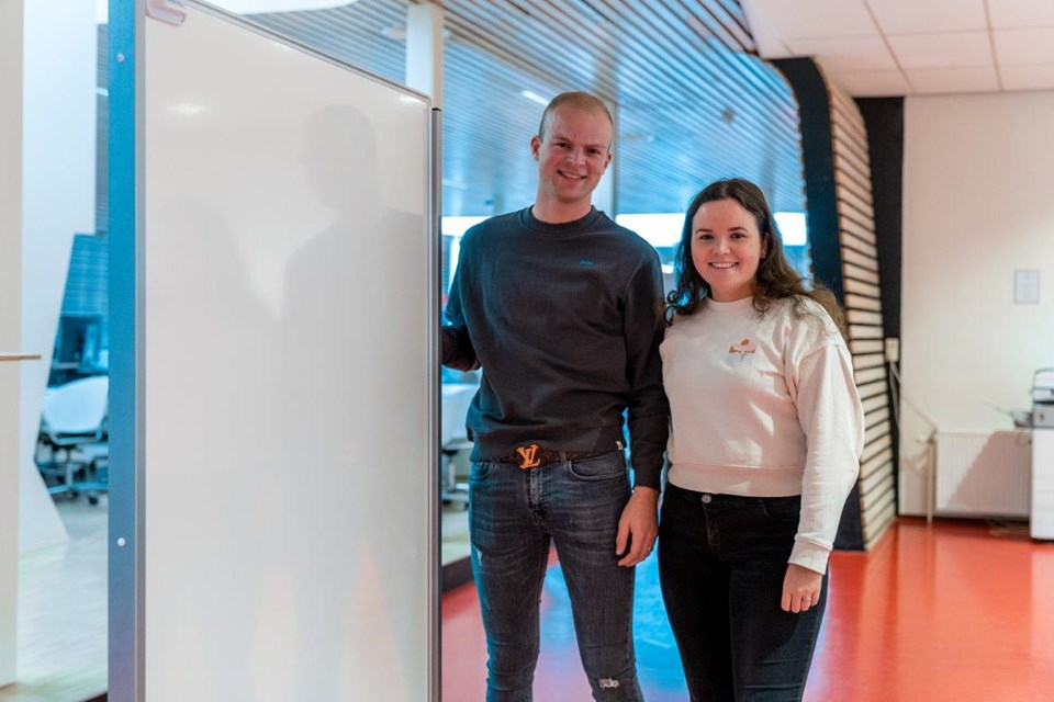 Studenten Facilitair poseren naast whiteboard