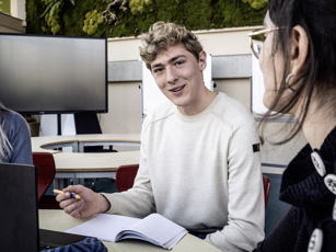 Student vavo bespreekt les met zijn klasgenoten
