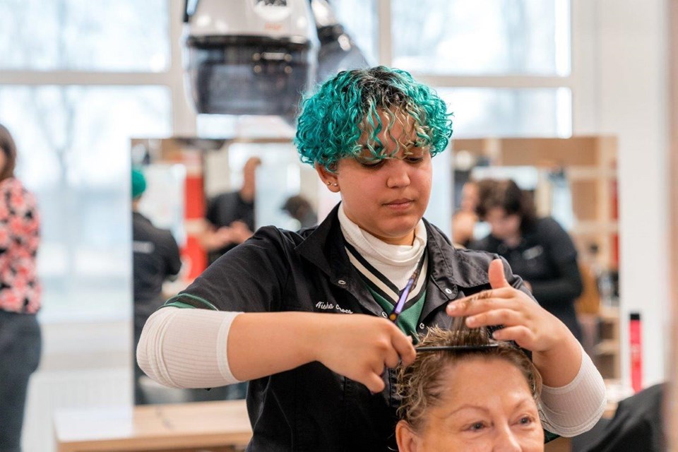 Haarverzorging + Salon Iris Sijbom 2022 (3) Student kapper houdt haar klant omhoog om te knippen