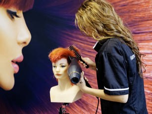 Haren föhnen tijdens de les