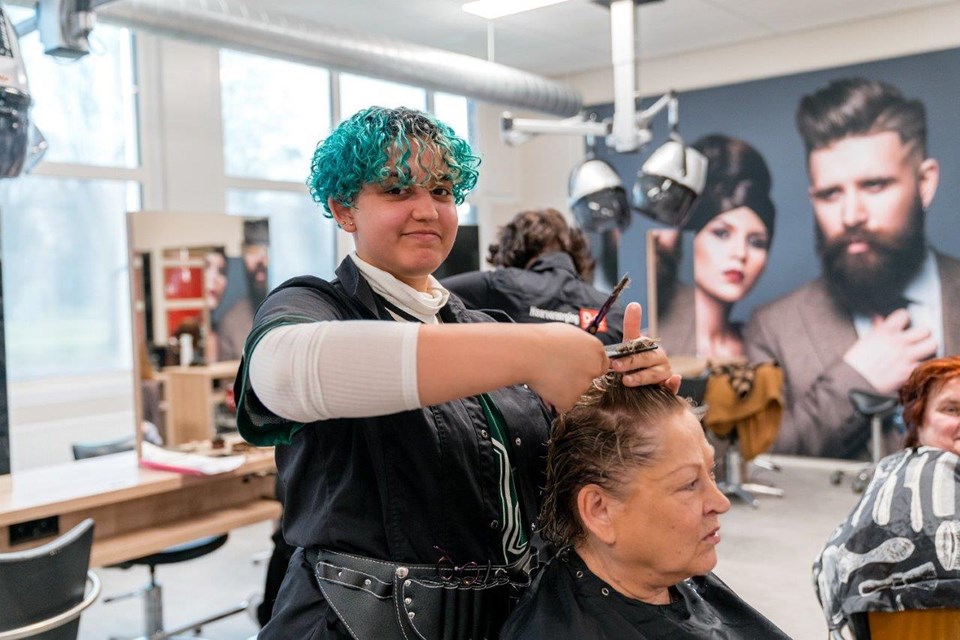 Haarverzorging + Salon Iris Sijbom 2022 (4) Kapper in opleiding knipt haar van klant