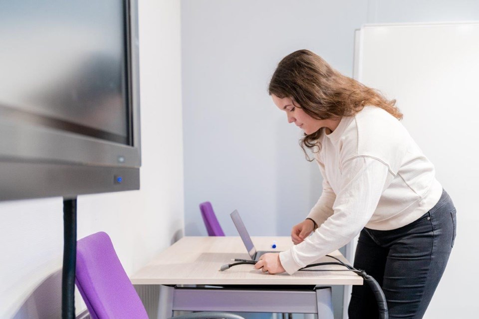 Student Facilitair sluit laptop aan