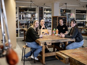 Onderwijsassistent Opleidingsfotografie Assen 300125 Lowres 31 Studenten Onderwijsassistent in handvaardigheidslokaal