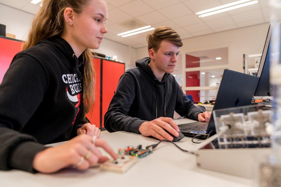 Studenten Elektrotechniek werken samen op laptop
