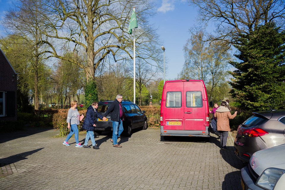 Werken met verstandelijke of lichamelijke beperkingen Begeleiders en cliënten onderweg naar auto/bus