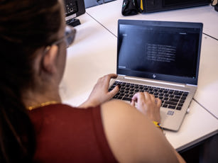 Student achter laptop