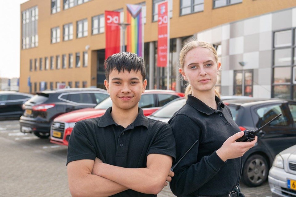 Studenten met portofoon voor school in Assen