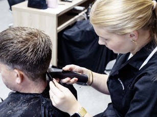 Close up van het haar scheren van de klant