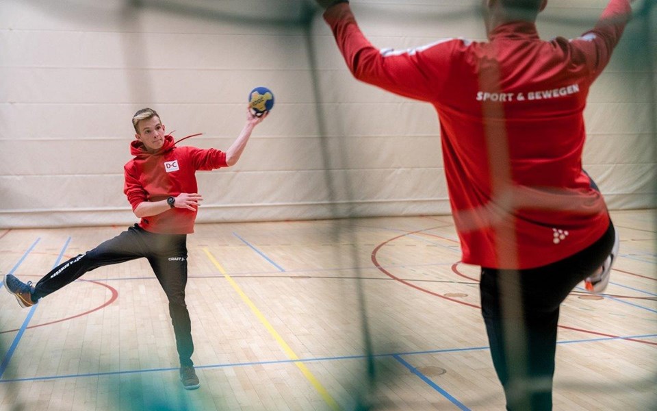 Studenten sport en bewegen aan het handballen