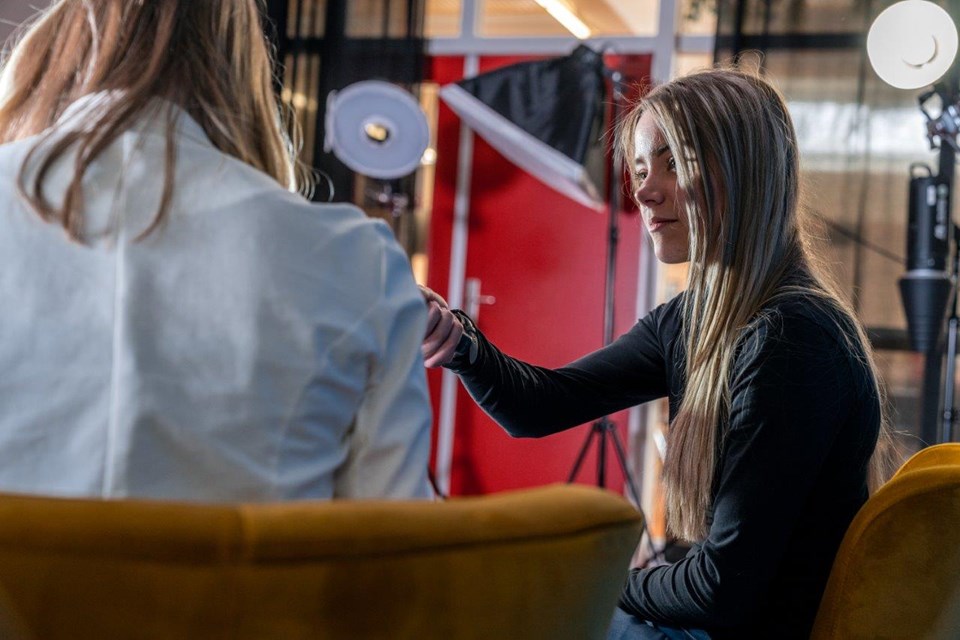 Mediavormgever, Iris Sijbom 2022 (12) Student mediavormgeving houdt microfoon bij mond van andere student en luistert aandachtig