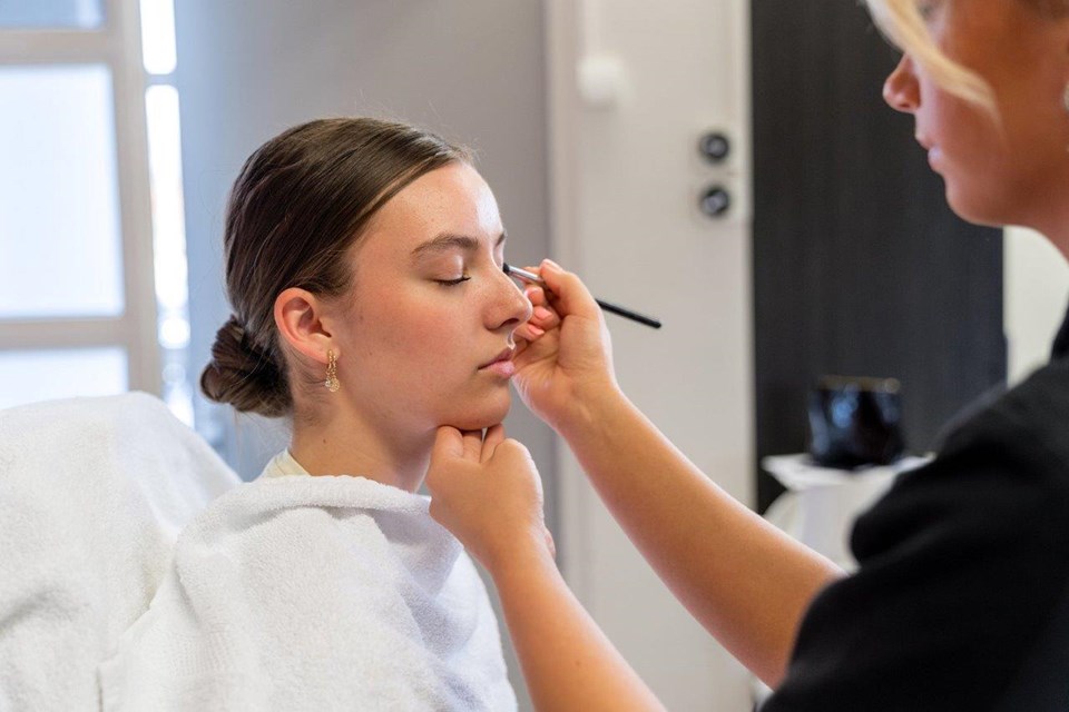 Schoonheidsverzorging + Salon, Iris Sijbom 2022 (5) Schoonheidsspecialist in opleiding brengt oog make-up aan met kwast bij klant