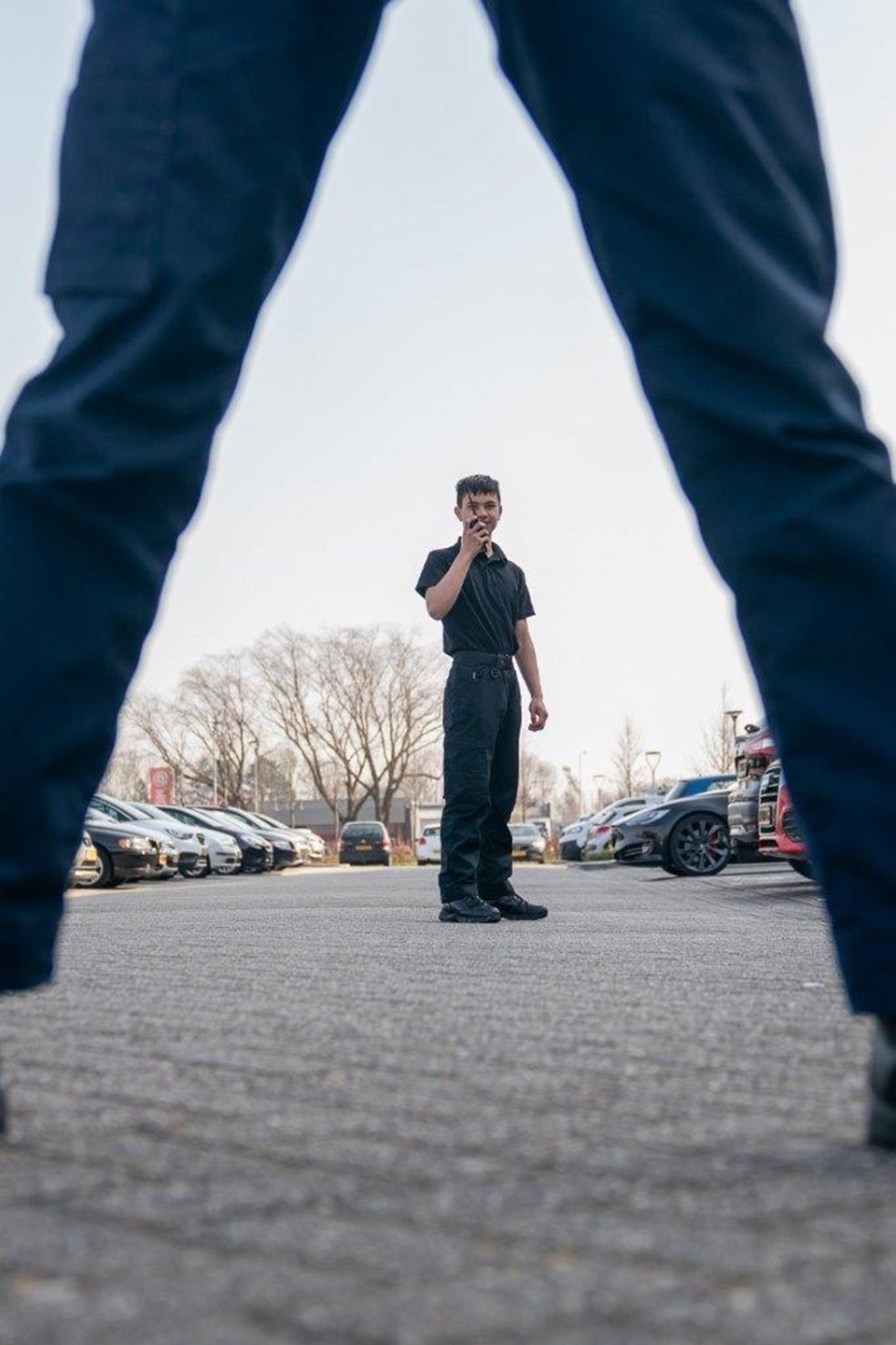 Doorkijkje naar student beveiliging met portofoon