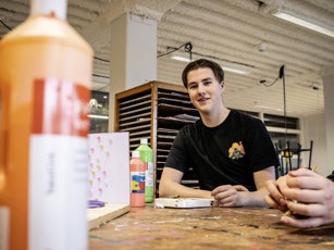 Onderwijsassistent Opleidingsfotografie Assen 300125 Lowres 35 Onderwijsassistent student met verfflessen