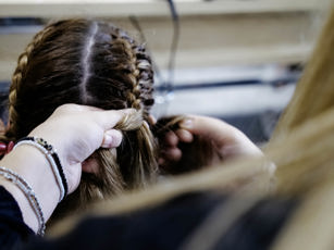 Close up van haren invlechten