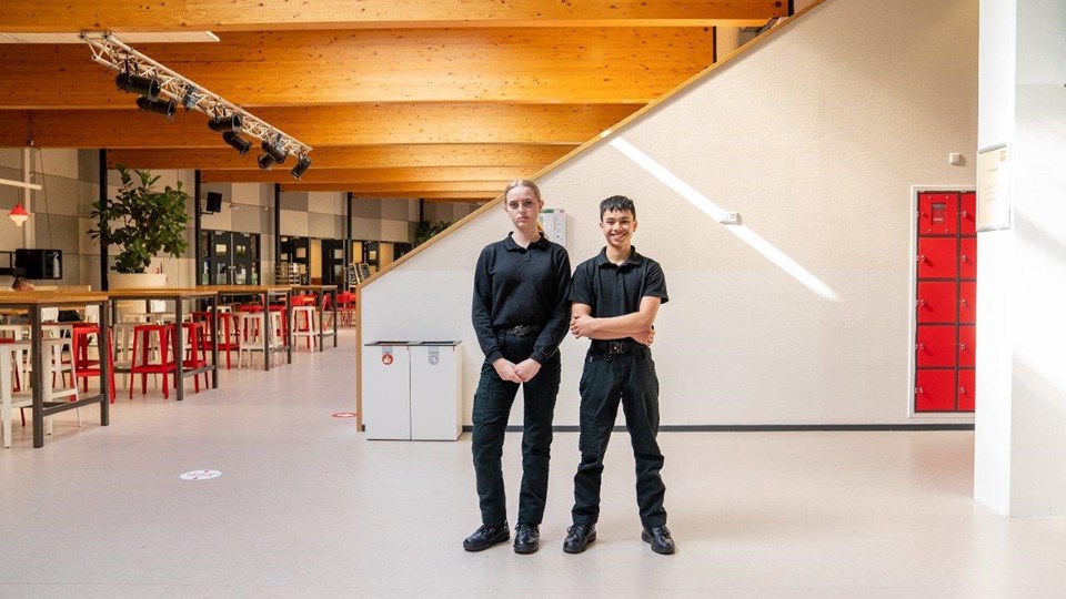 Twee Beveiliging studenten samen in school