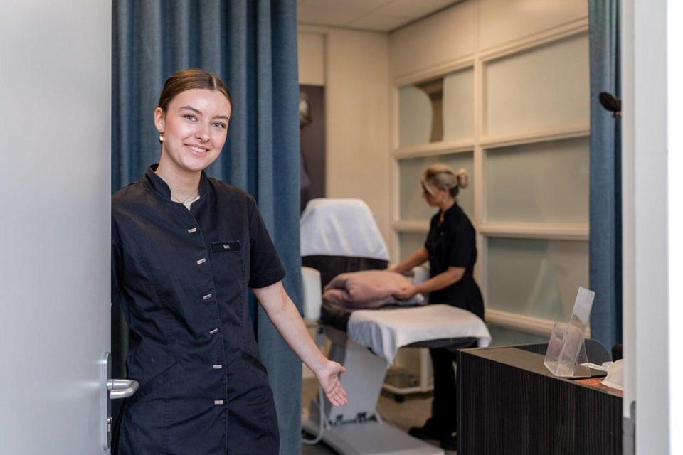 Schoonheidsverzorging + Salon, Iris Sijbom 2022 (24) Student schoonheidsspecialist opent de deur van de schoonheidssalon