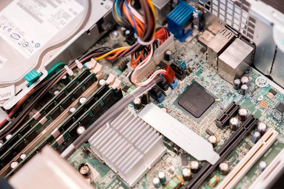 ICT Niveau 3 4 Iris Sijbom 2022 (4) Opengemaakte computer van de opleiding ICT