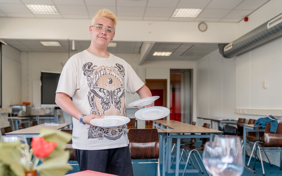 Entree student serveert borden uit