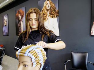 Studenten bezig met pop tijdens de les