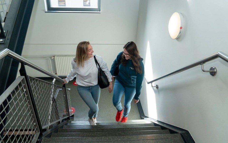 Twee studenten op de trap in Assen