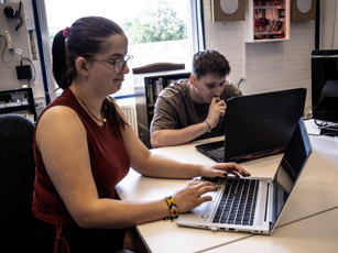 Twee ICT studenten in de klas
